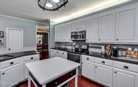 Kitchen - 568 Cliffview Dr, Brandon, MS 39047 photo 7 of 8