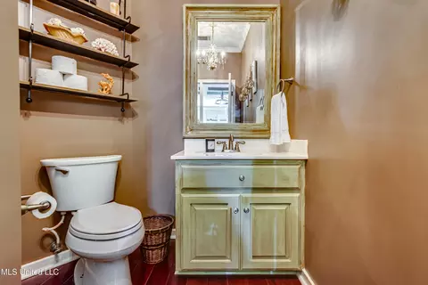 Bath - 568 Cliffview Dr, Brandon, MS 39047 photo 5 of 8