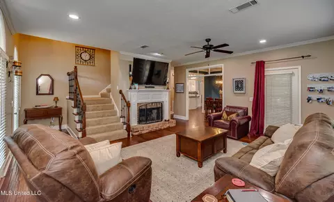 Living - 568 Cliffview Dr, Brandon, MS 39047 photo 2 of 4