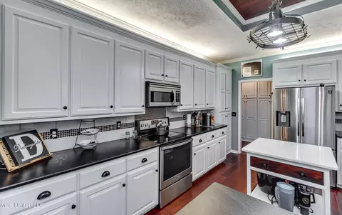 Kitchen - 568 Cliffview Dr, Brandon, MS 39047 photo 6 of 8