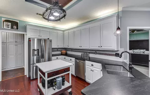 Kitchen - 568 Cliffview Dr, Brandon, MS 39047 photo 3 of 8