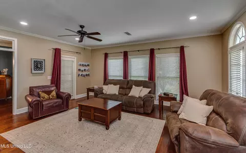 Living - 568 Cliffview Dr, Brandon, MS 39047 photo 1 of 4
