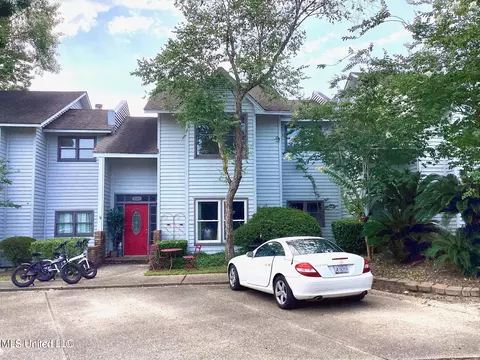 8102 Fairway Villa Dr, Gautier, MS 39553