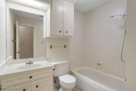 Bath - 171 E Hill Dr, Madison, MS 39110 photo 3 of 4