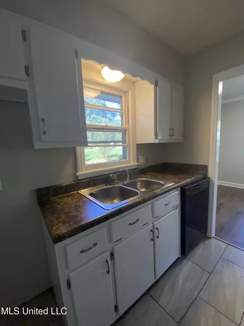 Kitchen - 9237 Mason St, Olive Branch, MS 38654 photo 2 of 4