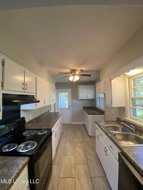 Kitchen - 9237 Mason St, Olive Branch, MS 38654 photo 3 of 4