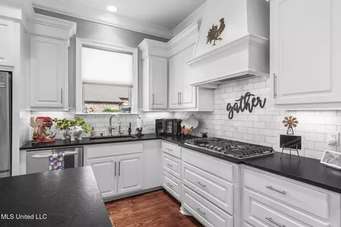 Kitchen - 120 Saddlebrook Cv, Madison, MS 39110 photo 4 of 9