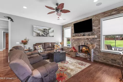 Living - 120 Saddlebrook Cv, Madison, MS 39110 photo 5 of 5