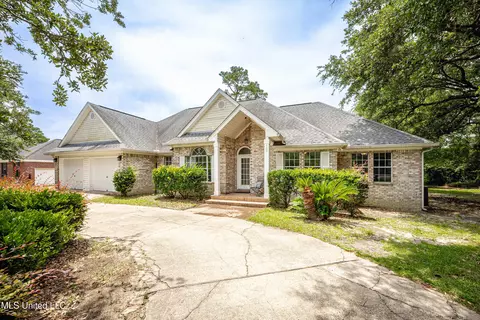 700 Tantallon Dr, Ocean Springs, MS 39564