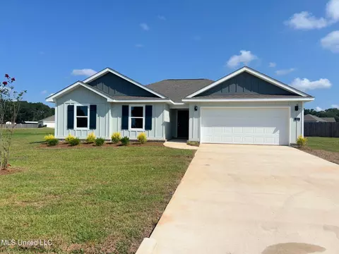 112 Mulberry Dr, Lucedale, MS 39452