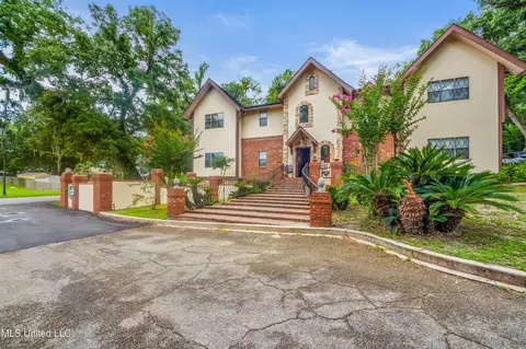 526 N 2nd St, Bay Saint Louis, MS 39520