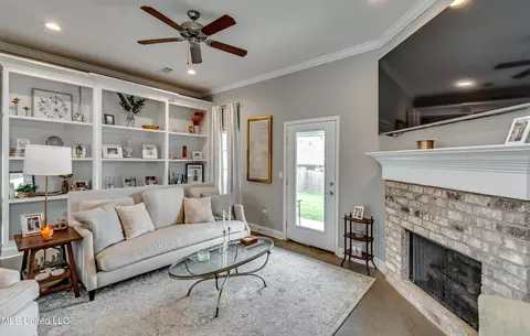 Living - 914 Filmore Dr, Brandon, MS 39042 photo 2 of 5