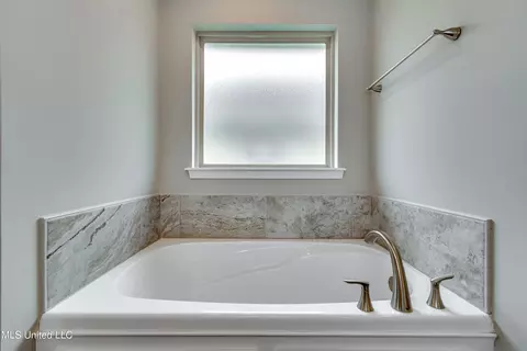 Bath - 914 Filmore Dr, Brandon, MS 39042 photo 6 of 7