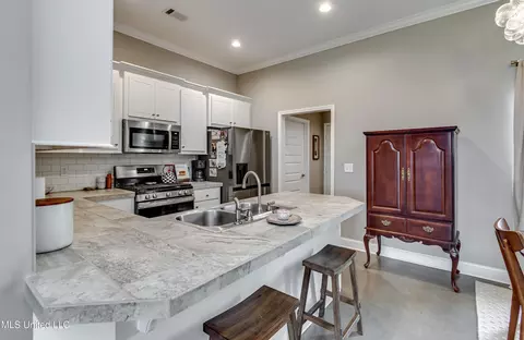 Kitchen - 914 Filmore Dr, Brandon, MS 39042 photo 3 of 6