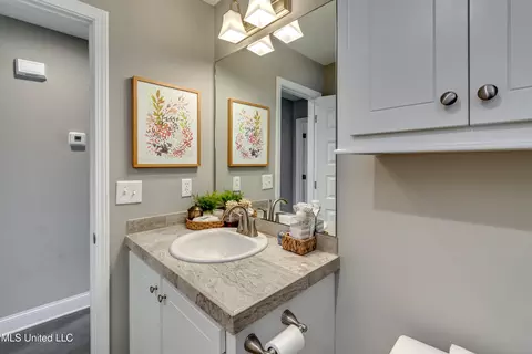 Bath - 914 Filmore Dr, Brandon, MS 39042 photo 1 of 7