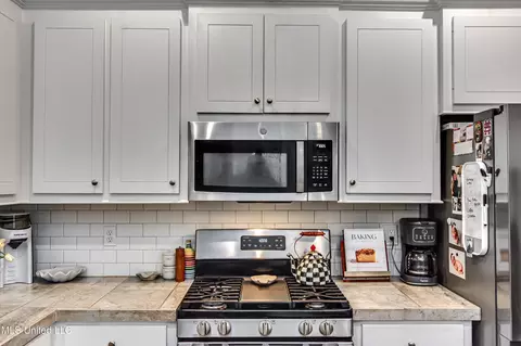 Kitchen - 914 Filmore Dr, Brandon, MS 39042 photo 4 of 6