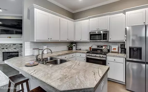 Kitchen - 914 Filmore Dr, Brandon, MS 39042 photo 2 of 6