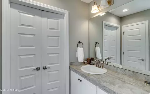 Bath - 914 Filmore Dr, Brandon, MS 39042 photo 4 of 7
