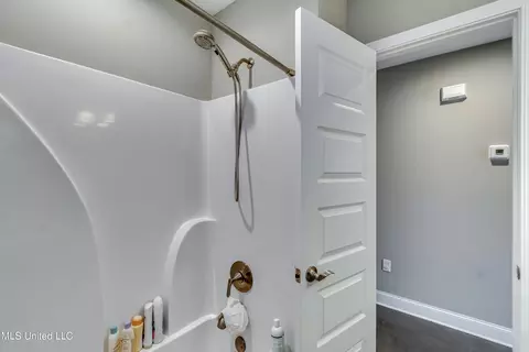 Bath - 914 Filmore Dr, Brandon, MS 39042 photo 2 of 7