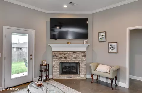 Living - 914 Filmore Dr, Brandon, MS 39042 photo 4 of 5