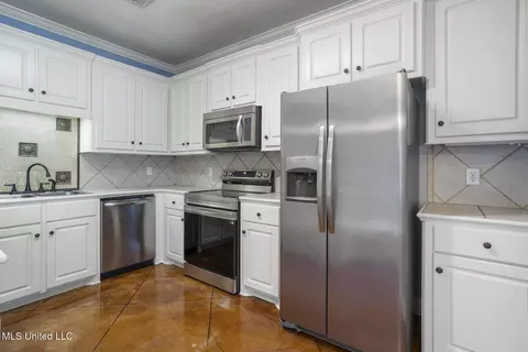 Kitchen - 153 Regatta Dr, Brandon, MS 39047 photo 3 of 3
