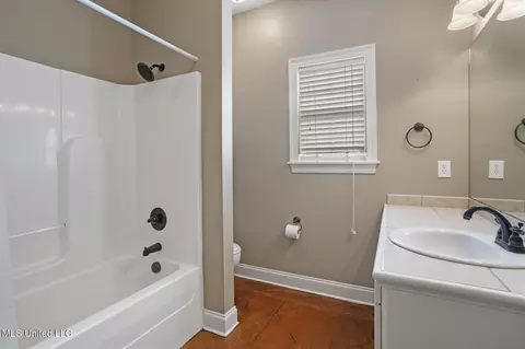 Bath - 153 Regatta Dr, Brandon, MS 39047 photo 4 of 4