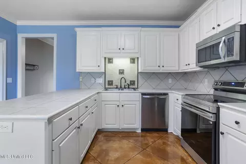 Kitchen - 153 Regatta Dr, Brandon, MS 39047 photo 2 of 3