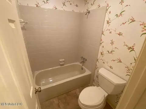 Bath - 14 Robinwood Pl, Jackson, MS 39211 photo 2 of 5