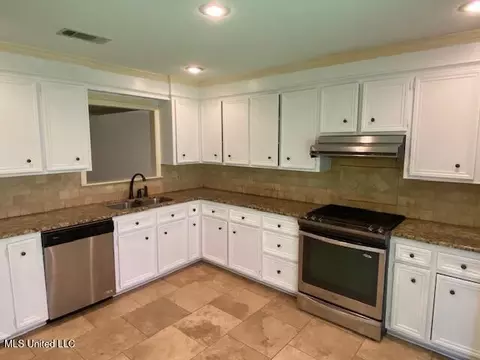 Kitchen - 14 Robinwood Pl, Jackson, MS 39211 photo 2 of 2