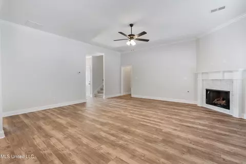 Living - 939 Collie Dr, Hernando, MS 38632 photo 2 of 3
