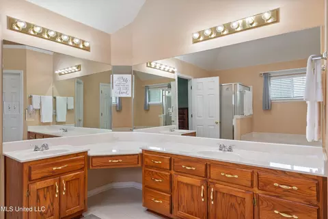 Bath - 1283 Caleb Ln, Coldwater, MS 38618 photo 2 of 4