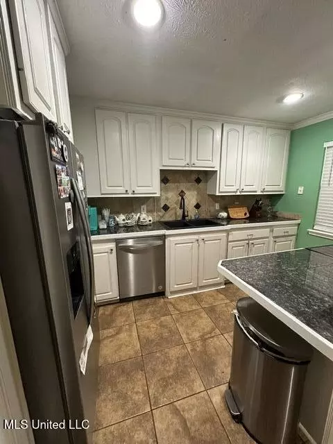 Kitchen - 133 Windchase, Brandon, MS 39042 photo 2 of 3