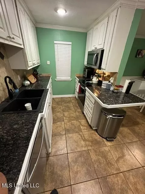Kitchen - 133 Windchase, Brandon, MS 39042 photo 3 of 3