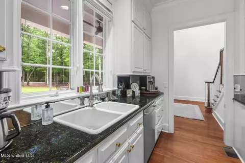 Kitchen - 169 Pine Hill Dr, Brandon, MS 39047 photo 8 of 10
