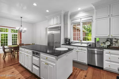Kitchen - 169 Pine Hill Dr, Brandon, MS 39047 photo 7 of 10