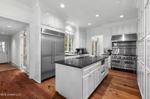 Kitchen - 169 Pine Hill Dr, Brandon, MS 39047 photo 4 of 10