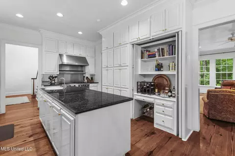 Kitchen - 169 Pine Hill Dr, Brandon, MS 39047 photo 2 of 10