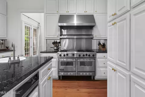 Kitchen - 169 Pine Hill Dr, Brandon, MS 39047 photo 5 of 10