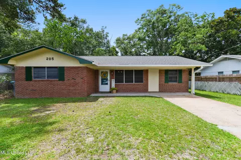 205 Walnut Dr, Ocean Springs, MS 39564