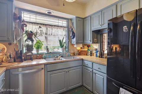 Kitchen - 1032 Meadowbrook Rd, Jackson, MS 39206 photo 4 of 5
