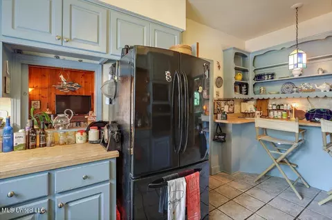 Kitchen - 1032 Meadowbrook Rd, Jackson, MS 39206 photo 2 of 5