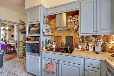 Kitchen - 1032 Meadowbrook Rd, Jackson, MS 39206 photo 3 of 5