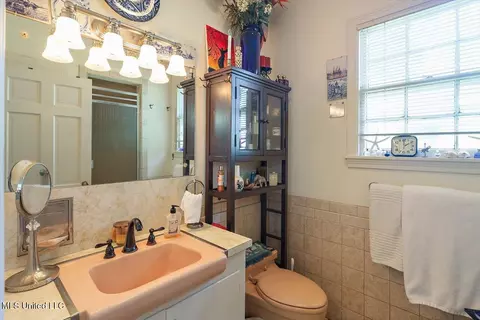 Bath - 1032 Meadowbrook Rd, Jackson, MS 39206 photo 4 of 4