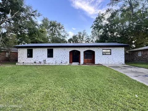 2337 W Park Dr, Gautier, MS 39553