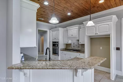Kitchen - 147 Grayhawk Dr, Madison, MS 39110 photo 2 of 6
