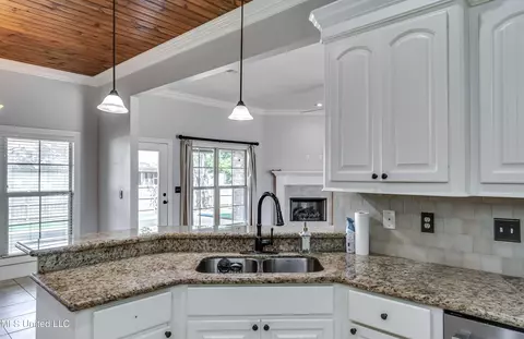 Kitchen - 147 Grayhawk Dr, Madison, MS 39110 photo 6 of 6