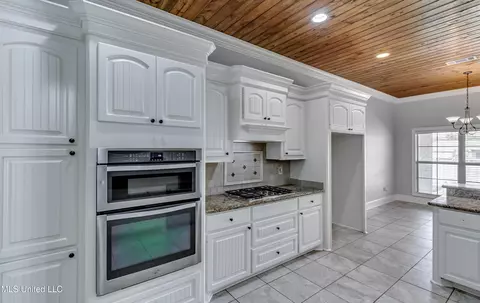 Kitchen - 147 Grayhawk Dr, Madison, MS 39110 photo 4 of 6