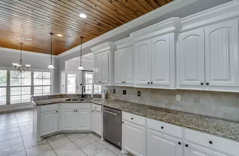 Kitchen - 147 Grayhawk Dr, Madison, MS 39110 photo 3 of 6