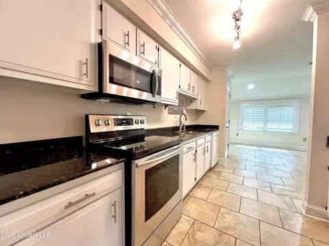 Kitchen - 291 Highpoint Dr #291, Diamondhead, MS 39525 photo 2 of 3