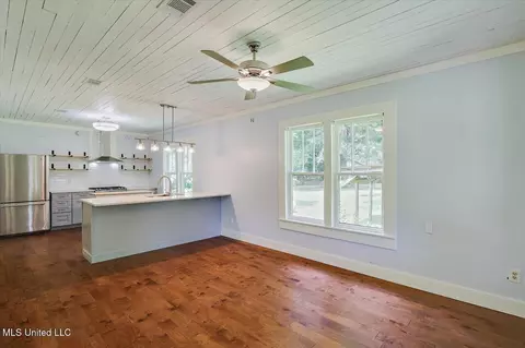 Living - 873 Smith Co Rd 142, Morton, MS 39117 photo 5 of 5